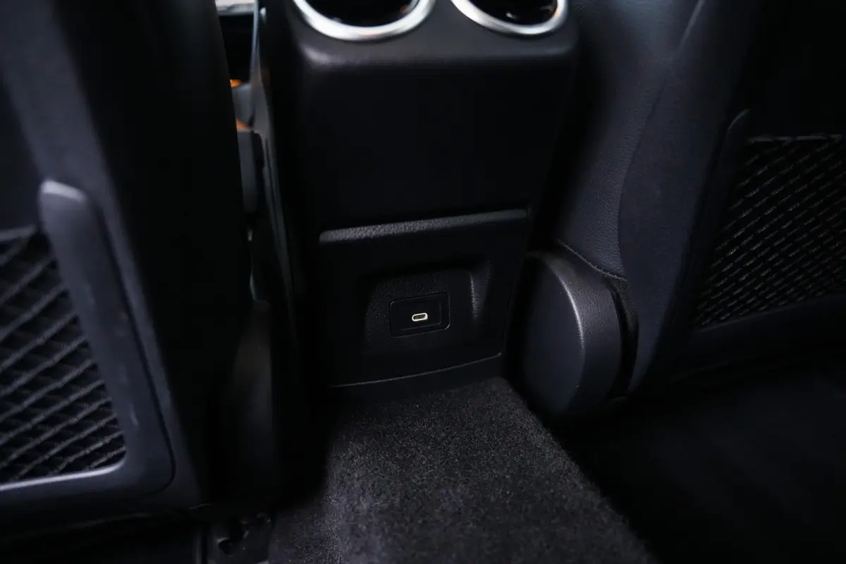 250 e 218 pk AMG Line / Pano-Dak/ Distronic/ AMG-line/Keyless/ Widescreen/ Stoel/Stuur.verw/ Head-Up/ Sfeerverl./  19''LMV