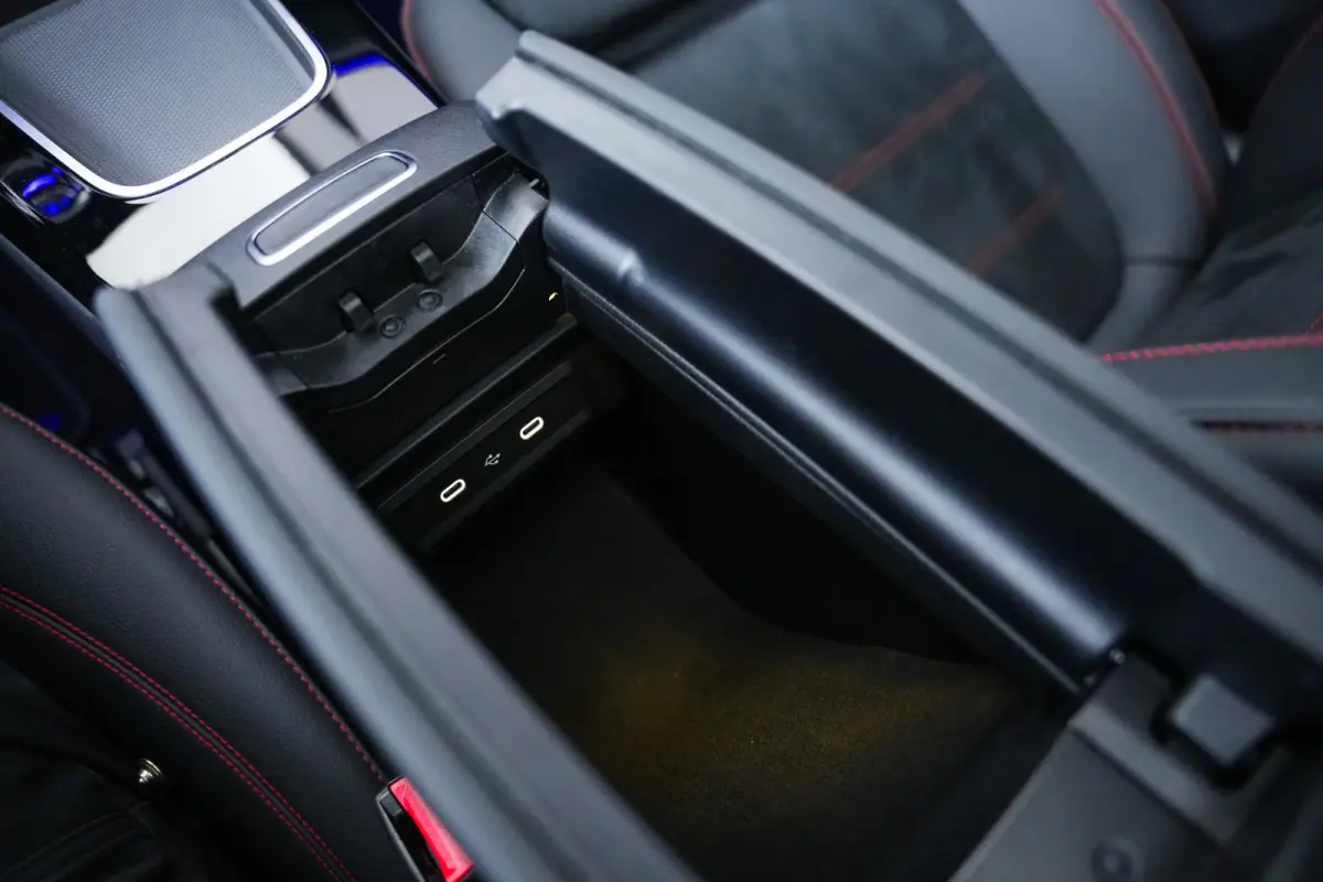 250 e 218 pk AMG Line / Pano-Dak/ Distronic/ AMG-line/Keyless/ Widescreen/ Stoel/Stuur.verw/ Head-Up/ Sfeerverl./  19''LMV