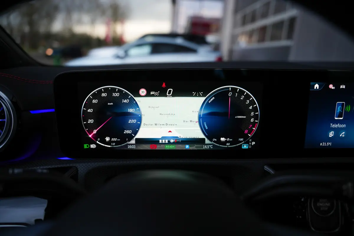 250 e 218 pk AMG Line / Pano-Dak/ Distronic/ AMG-line/Keyless/ Widescreen/ Stoel/Stuur.verw/ Head-Up/ Sfeerverl./  19''LMV