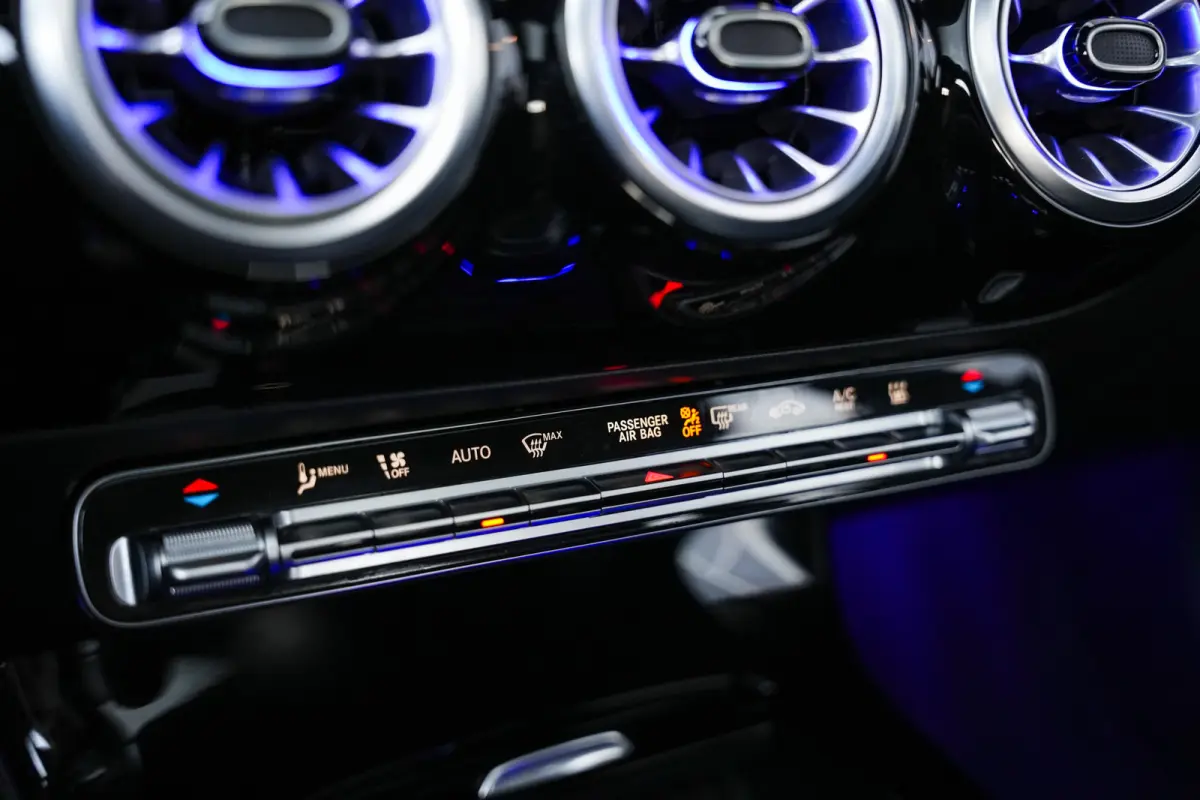 250 e 218 pk AMG Line / Pano-Dak/ Distronic/ AMG-line/Keyless/ Widescreen/ Stoel/Stuur.verw/ Head-Up/ Sfeerverl./  19''LMV