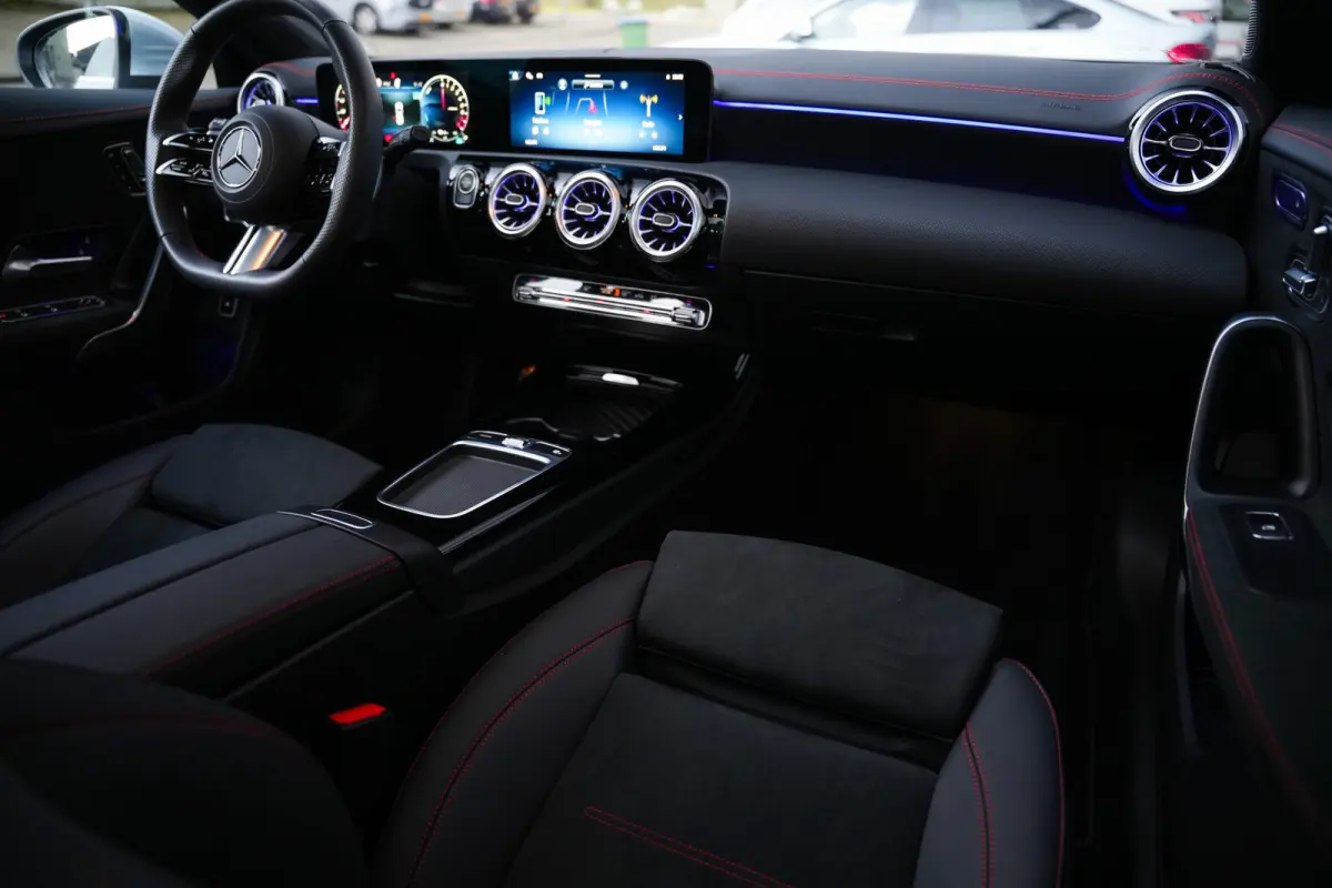 250 e 218 pk AMG Line / Pano-Dak/ Distronic/ AMG-line/Keyless/ Widescreen/ Stoel/Stuur.verw/ Head-Up/ Sfeerverl./  19''LMV