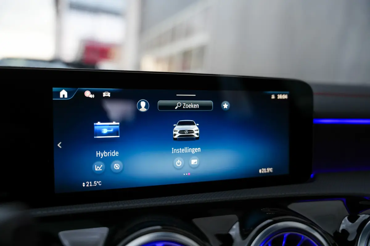 250 e 218 pk AMG Line / Pano-Dak/ Distronic/ AMG-line/Keyless/ Widescreen/ Stoel/Stuur.verw/ Head-Up/ Sfeerverl./  19''LMV