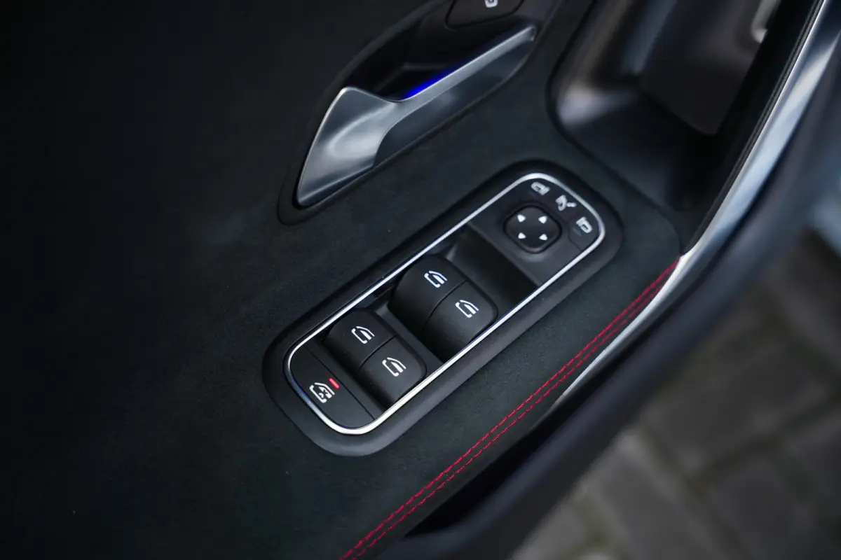 250 e 218 pk AMG Line / Pano-Dak/ Distronic/ AMG-line/Keyless/ Widescreen/ Stoel/Stuur.verw/ Head-Up/ Sfeerverl./  19''LMV