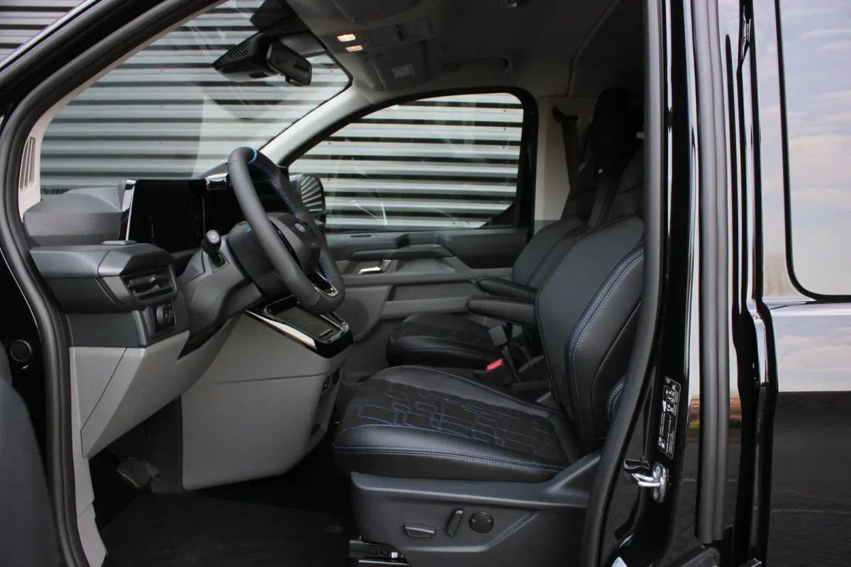 320 2.0 TDCI L2H1 MS-RT DC AWD DUBBEL CABINE BPM VRIJ / KUIPSTOELEN / DIRECT RIJDEN / NAVIGATIE / FULL BLACK