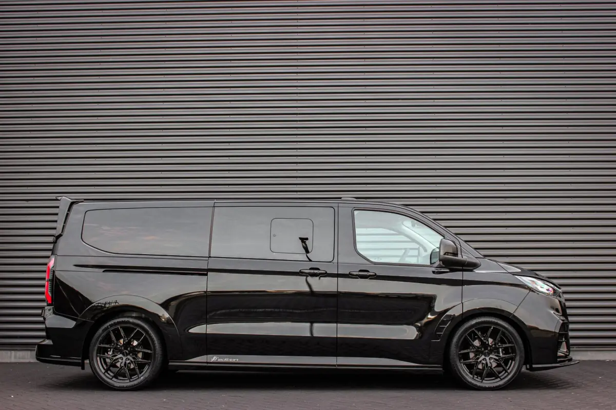 320 2.0 TDCI L2H1 MS-RT DC AWD DUBBEL CABINE BPM VRIJ / KUIPSTOELEN / DIRECT RIJDEN / NAVIGATIE / FULL BLACK