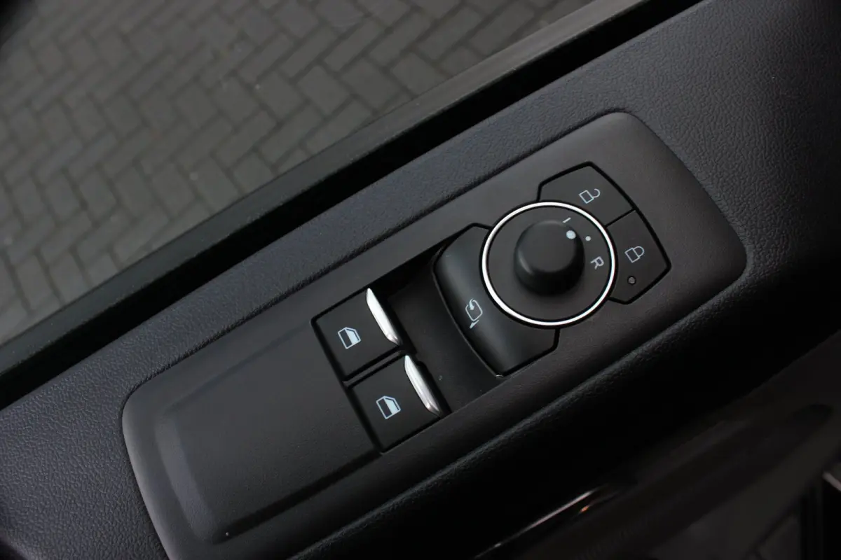 320 2.0 TDCI L2H1 MS-RT DC AWD DUBBEL CABINE BPM VRIJ / KUIPSTOELEN / DIRECT RIJDEN / NAVIGATIE / FULL BLACK