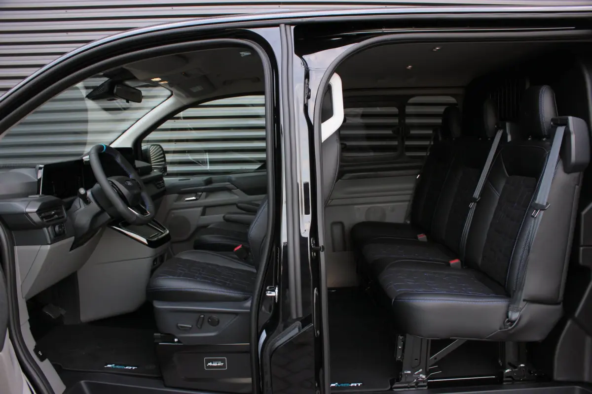 320 2.0 TDCI L2H1 MS-RT DC AWD DUBBEL CABINE BPM VRIJ / KUIPSTOELEN / DIRECT RIJDEN / NAVIGATIE / FULL BLACK
