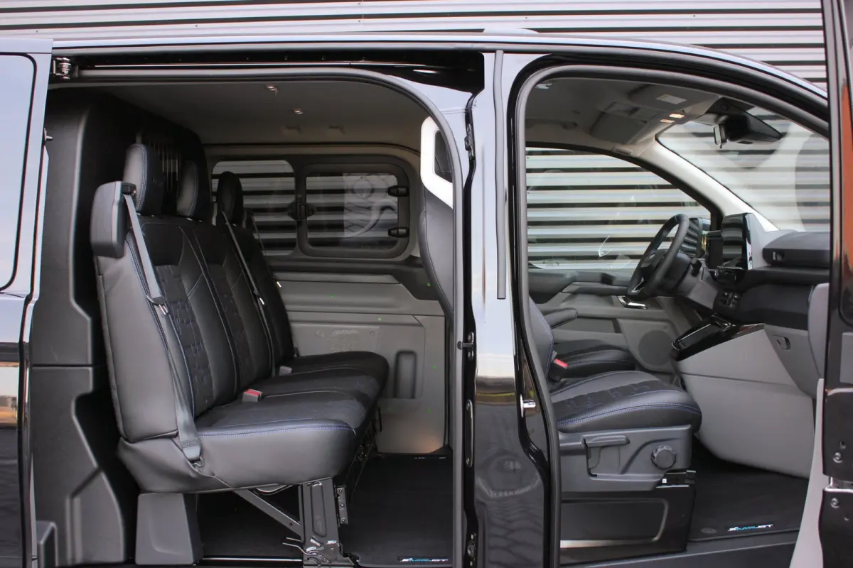 320 2.0 TDCI L2H1 MS-RT DC AWD DUBBEL CABINE BPM VRIJ / KUIPSTOELEN / DIRECT RIJDEN / NAVIGATIE / FULL BLACK