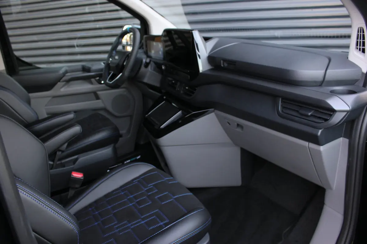 320 2.0 TDCI L2H1 MS-RT DC AWD DUBBEL CABINE BPM VRIJ / KUIPSTOELEN / DIRECT RIJDEN / NAVIGATIE / FULL BLACK