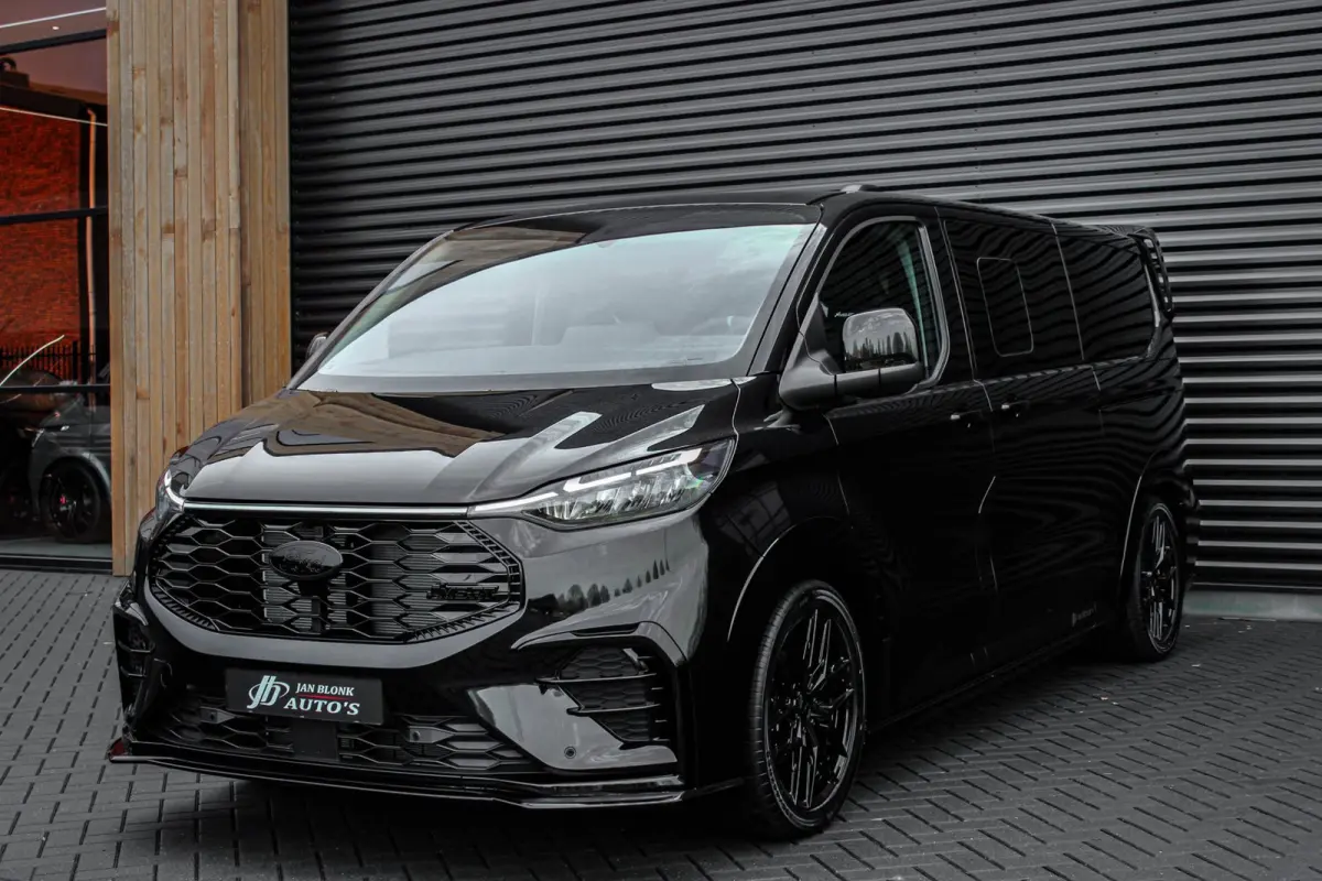 320 2.0 TDCI L2H1 MS-RT DC AWD DUBBEL CABINE BPM VRIJ / KUIPSTOELEN / DIRECT RIJDEN / NAVIGATIE / FULL BLACK