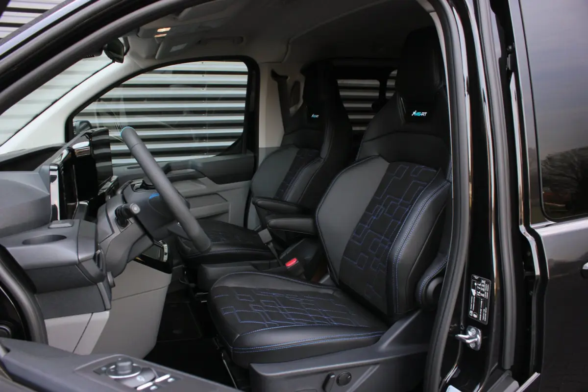 320 2.0 TDCI L2H1 MS-RT DC AWD DUBBEL CABINE BPM VRIJ / KUIPSTOELEN / DIRECT RIJDEN / NAVIGATIE / FULL BLACK