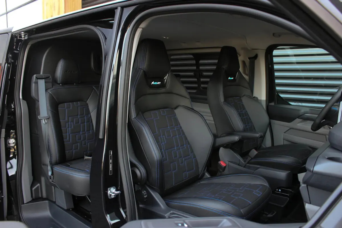 320 2.0 TDCI L2H1 MS-RT DC AWD DUBBEL CABINE BPM VRIJ / KUIPSTOELEN / DIRECT RIJDEN / NAVIGATIE / FULL BLACK