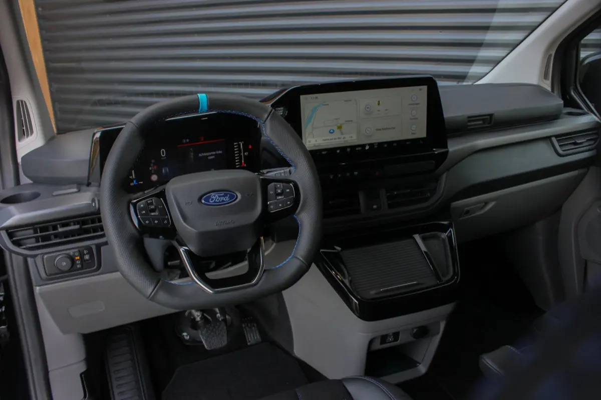 320 2.0 TDCI L2H1 MS-RT DC AWD DUBBEL CABINE BPM VRIJ / KUIPSTOELEN / DIRECT RIJDEN / NAVIGATIE / FULL BLACK