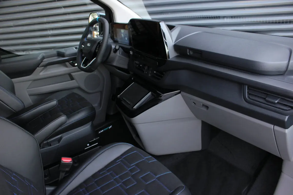 320 2.0 TDCI L2H1 MS-RT DC AWD DUBBEL CABINE BPM VRIJ / KUIPSTOELEN / DIRECT RIJDEN / NAVIGATIE / FULL BLACK
