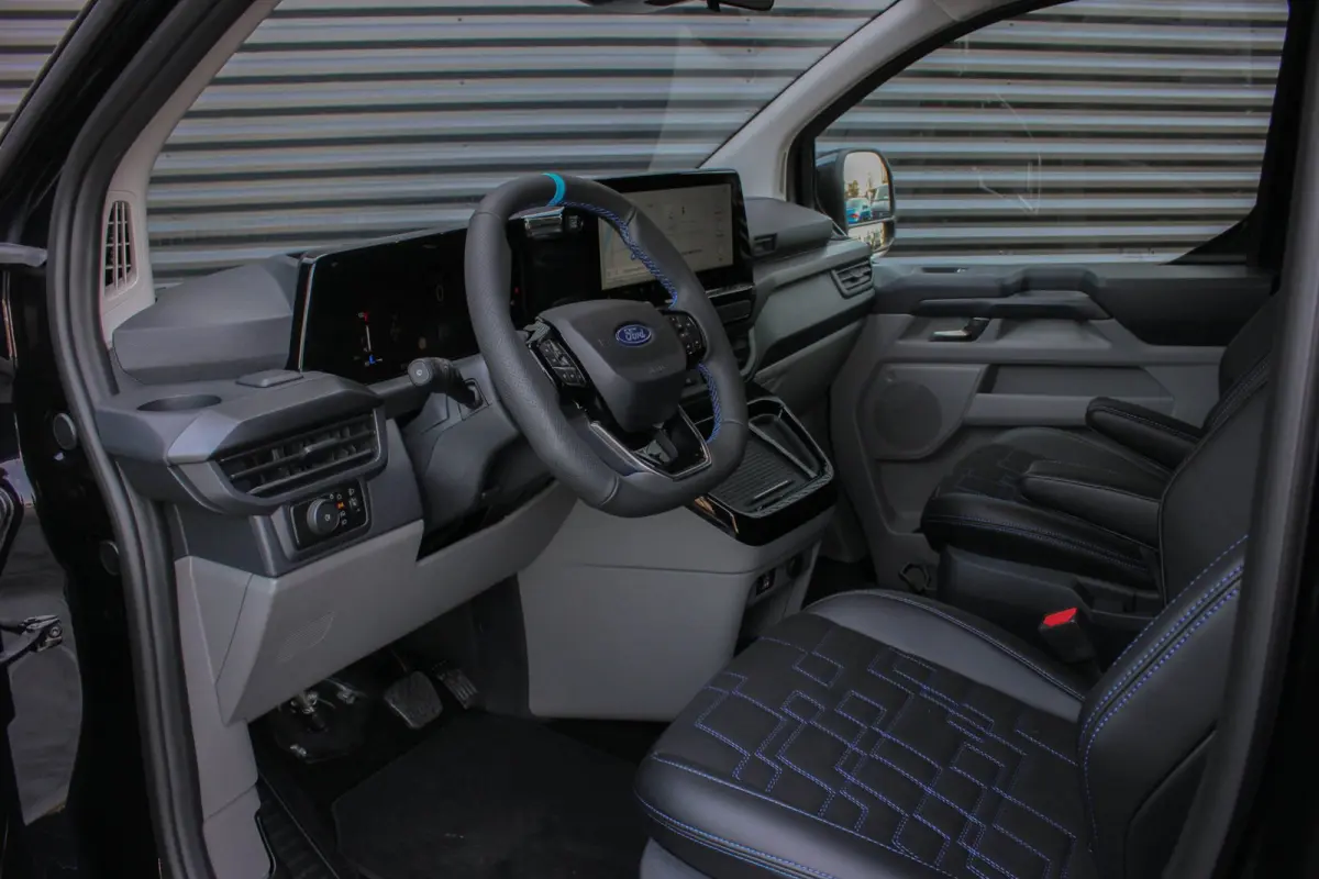 320 2.0 TDCI L2H1 MS-RT DC AWD DUBBEL CABINE BPM VRIJ / KUIPSTOELEN / DIRECT RIJDEN / NAVIGATIE / FULL BLACK