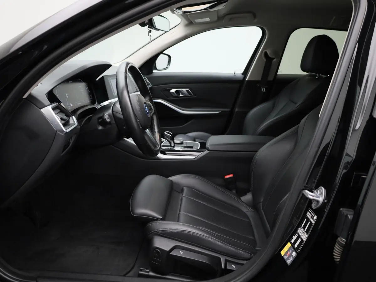 320e Executive | Automaat | Navigatie | Sfeerverlichting | Trekhaak | Camera | Lederen Bekleding |