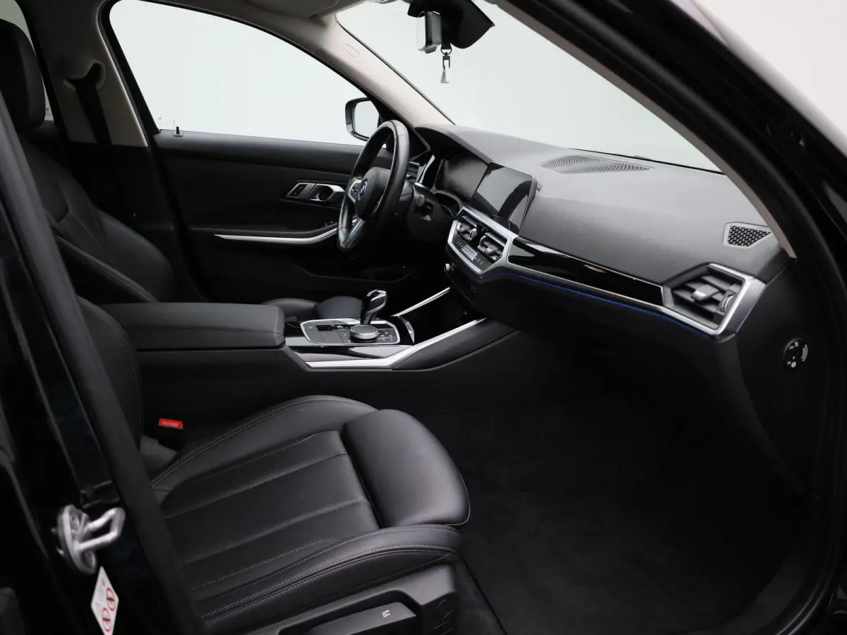 320e Executive | Automaat | Navigatie | Sfeerverlichting | Trekhaak | Camera | Lederen Bekleding |