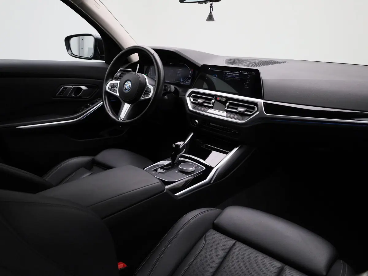 320e Executive | Automaat | Navigatie | Sfeerverlichting | Trekhaak | Camera | Lederen Bekleding |