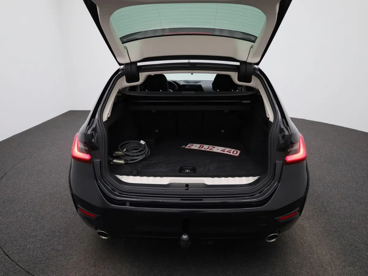 320e Executive | Automaat | Navigatie | Sfeerverlichting | Trekhaak | Camera | Lederen Bekleding |