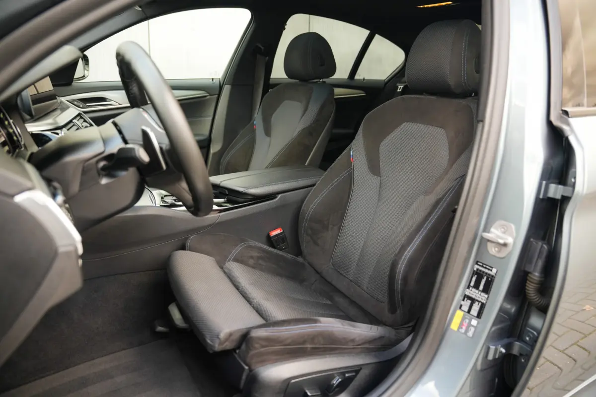530e 252 PK iPerformance High Executive M-Sportpakket / 97% SOH/ Schuifdak/ Sport-Stoelen/ Stoel.Verw/ Camera/ Led-Koplamp/ Shadow-Line/ 20'' LMV