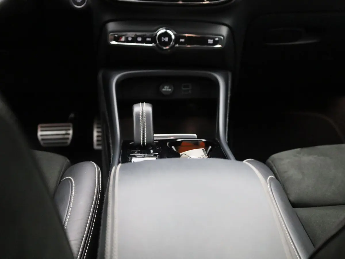 2.0 B4 AWD R-Design | Automaat | Apple Carplay/Android Auto | Achteruitrijcamera | Stoelverwarming | Parkeersensoren |