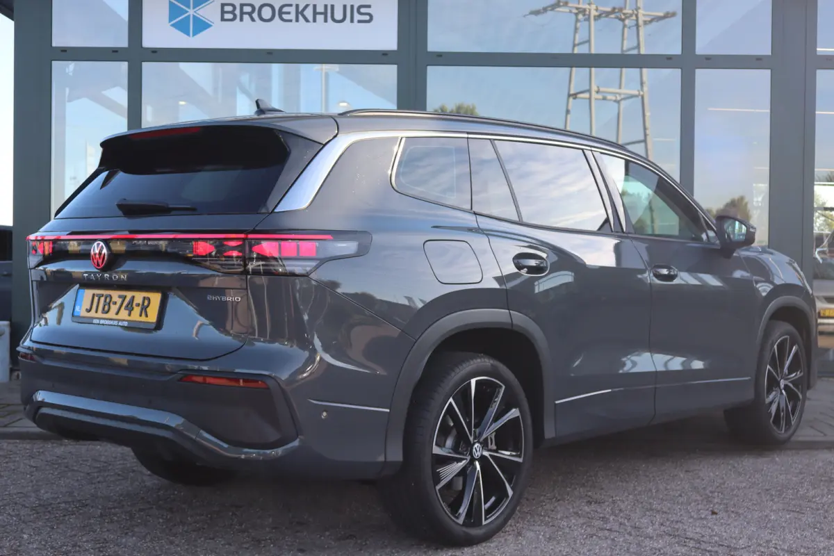 204 PK Automaat 1.5 eHybrid Life Edition | Achteruitrijcamera | IQ Light | Multimedia-voorbereiding