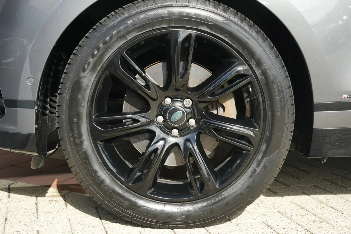 3.0 V6 AWD First Edition | 300PK | Pano | Meridian | 360° | Trekhaak | HUD | Land Rover Range Rover Velar First Edition 300 PK met 3.0 V6 diesel, panoramadak, Meridian Signature Sound Syste