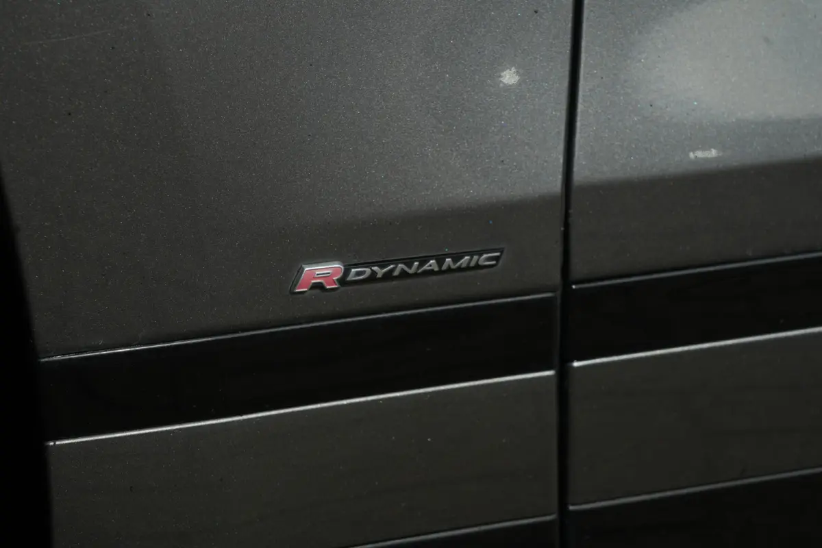 3.0 V6 AWD First Edition | 300PK | Pano | Meridian | 360° | Trekhaak | HUD | Land Rover Range Rover Velar First Edition 300 PK met 3.0 V6 diesel, panoramadak, Meridian Signature Sound Syste