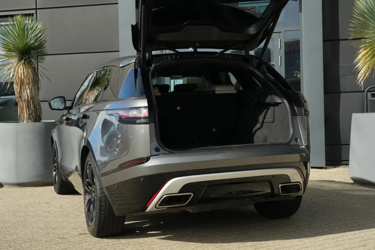 3.0 V6 AWD First Edition | 300PK | Pano | Meridian | 360° | Trekhaak | HUD | Land Rover Range Rover Velar First Edition 300 PK met 3.0 V6 diesel, panoramadak, Meridian Signature Sound Syste