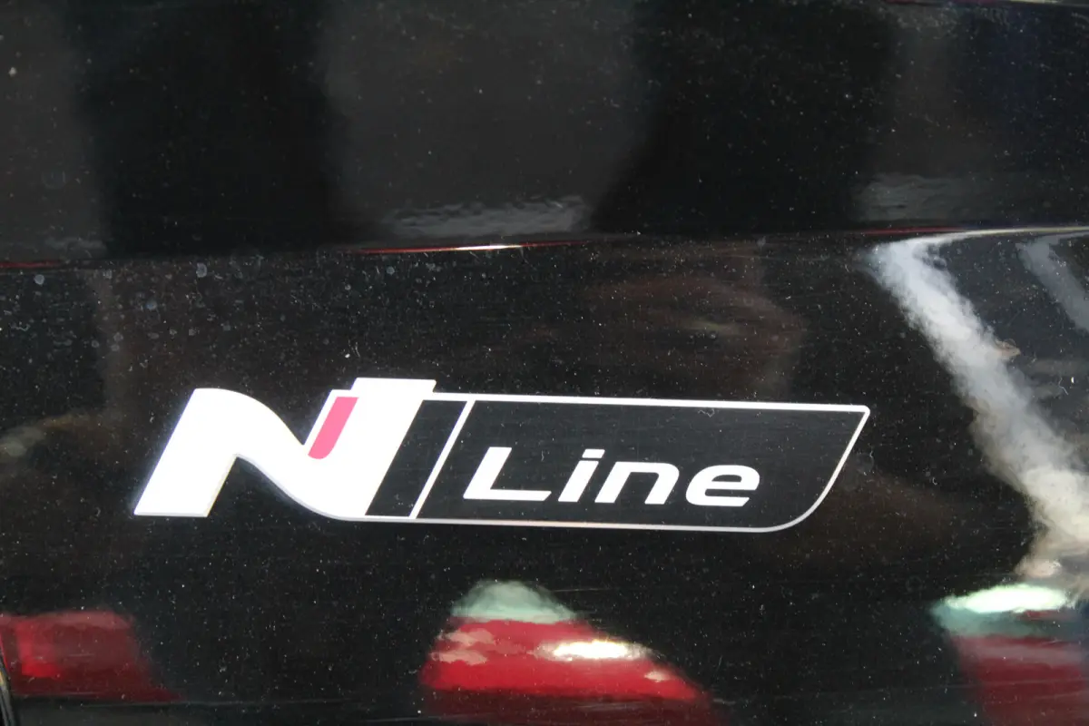 1.2 MPI N-LINE l Cruise Control l Lane Assist l BLIS l PDC Achter l Achteruitrijcamera l Airco l Navi l DAB l Bluetooth