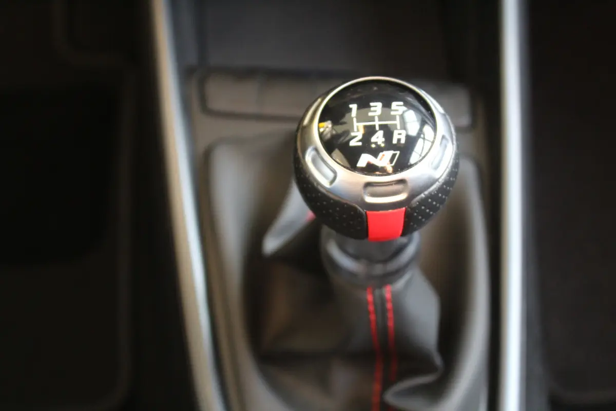 1.2 MPI N-LINE l Cruise Control l Lane Assist l BLIS l PDC Achter l Achteruitrijcamera l Airco l Navi l DAB l Bluetooth
