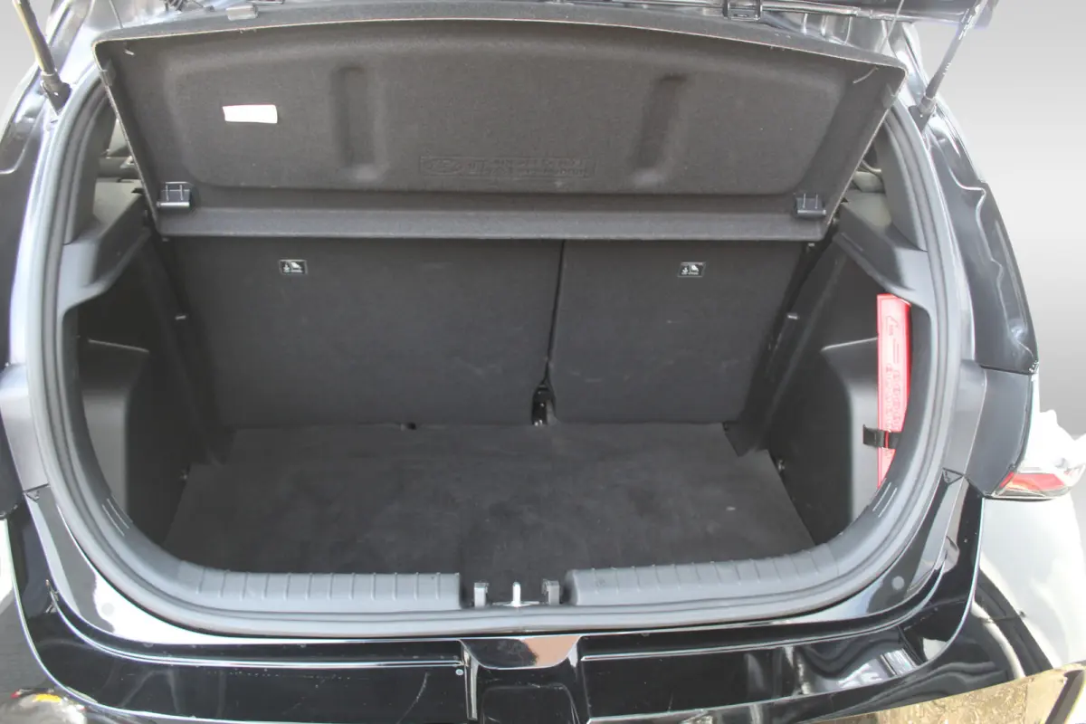 1.2 MPI N-LINE l Cruise Control l Lane Assist l BLIS l PDC Achter l Achteruitrijcamera l Airco l Navi l DAB l Bluetooth