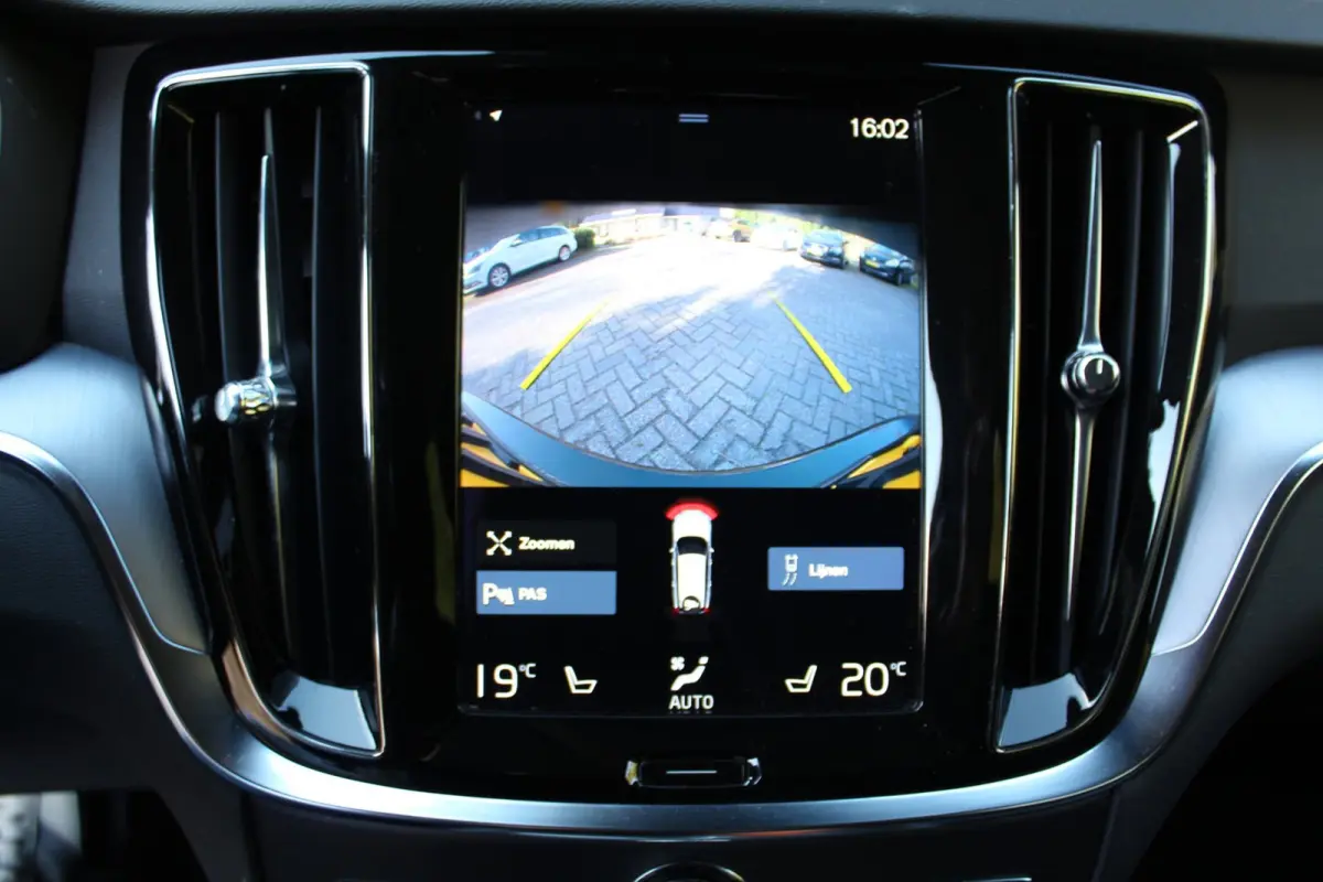 2.0 B3 Momentum 163PK Automaat | Lederen bekleding | Parkeercamera | Apple/Android Carplay