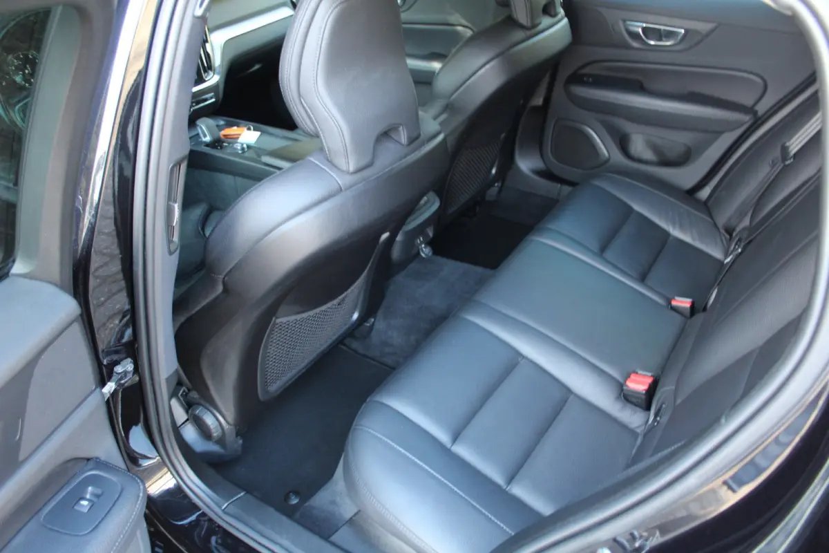 2.0 B3 Momentum 163PK Automaat | Lederen bekleding | Parkeercamera | Apple/Android Carplay