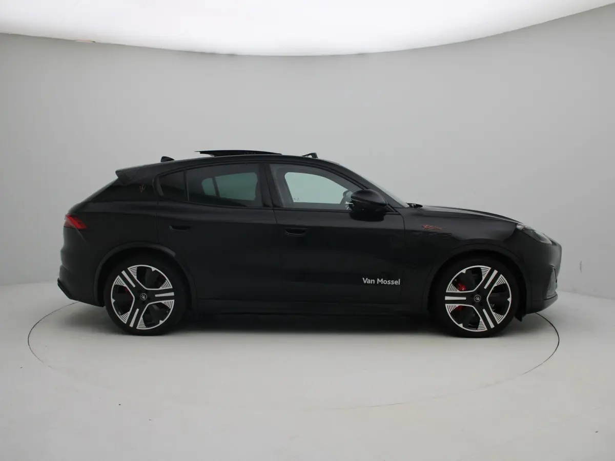 AWD Folgore 105kWh | Sonus faber audio | 3D Carbon Trim | Panorama dak | Voorraad model |