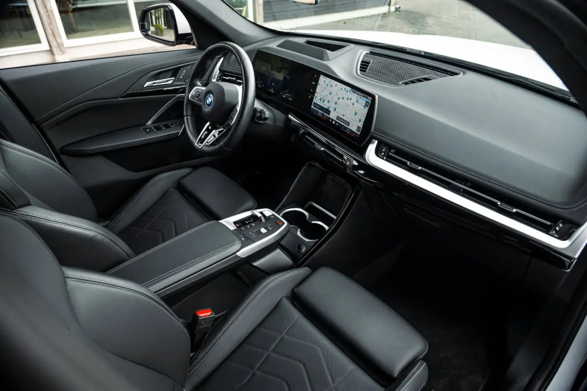 EDrive 20 M Sport Live Cockpit I Mineralweiss Metallic I Head Up I Led I CarPlay I 360 Camera I M-Sportremmen rood I BTW