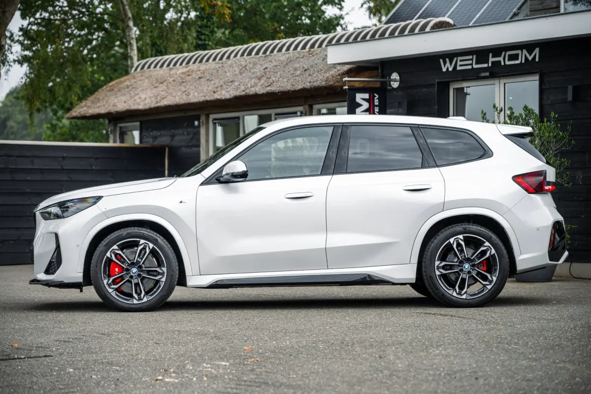 EDrive 20 M Sport Live Cockpit I Mineralweiss Metallic I Head Up I Led I CarPlay I 360 Camera I M-Sportremmen rood I BTW