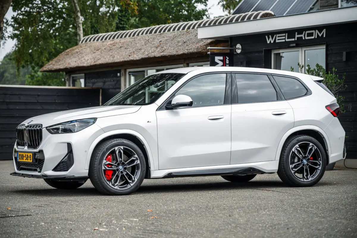 EDrive 20 M Sport Live Cockpit I Mineralweiss Metallic I Head Up I Led I CarPlay I 360 Camera I M-Sportremmen rood I BTW