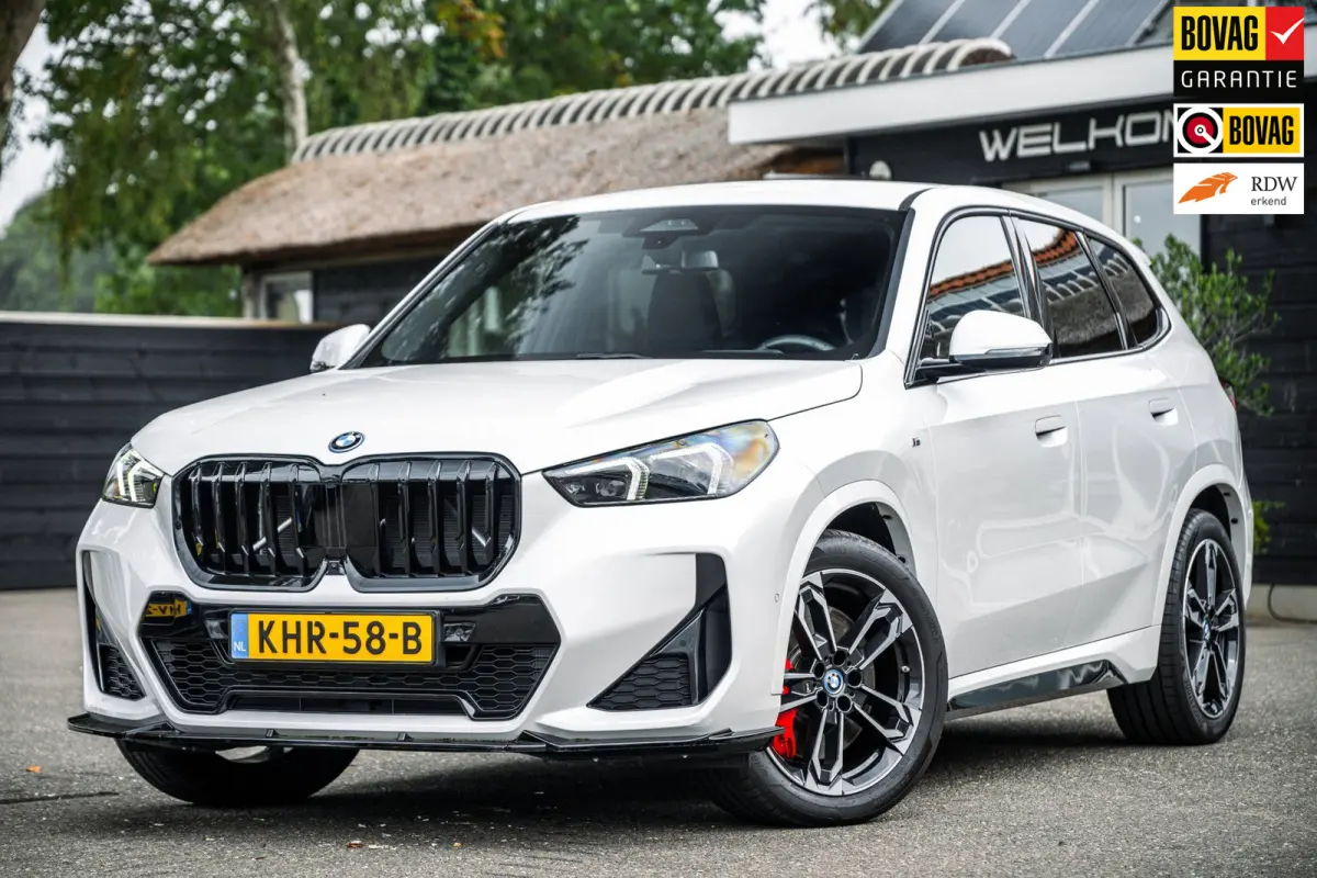 EDrive 20 M Sport Live Cockpit I Mineralweiss Metallic I Head Up I Led I CarPlay I 360 Camera I M-Sportremmen rood I BTW