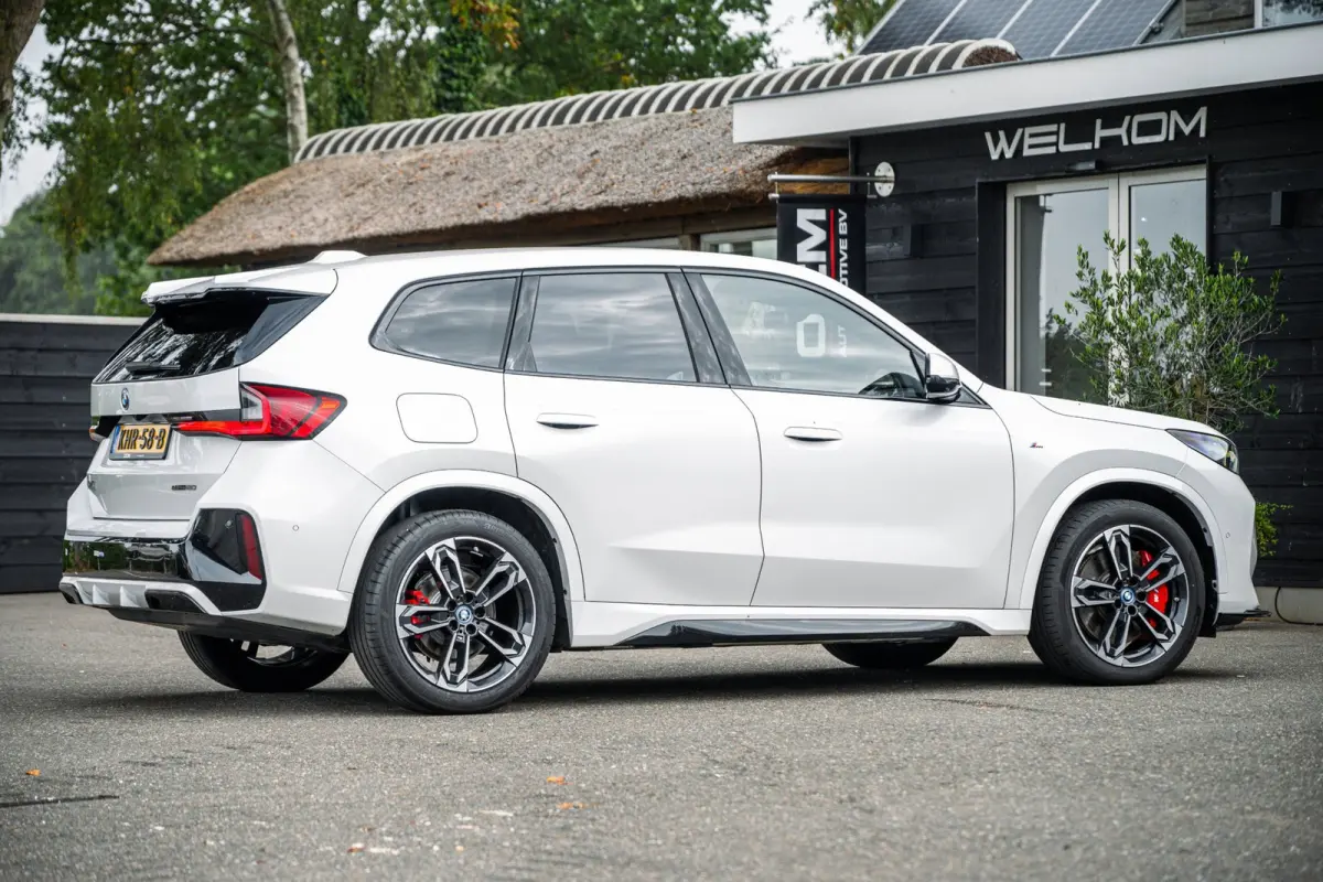 EDrive 20 M Sport Live Cockpit I Mineralweiss Metallic I Head Up I Led I CarPlay I 360 Camera I M-Sportremmen rood I BTW