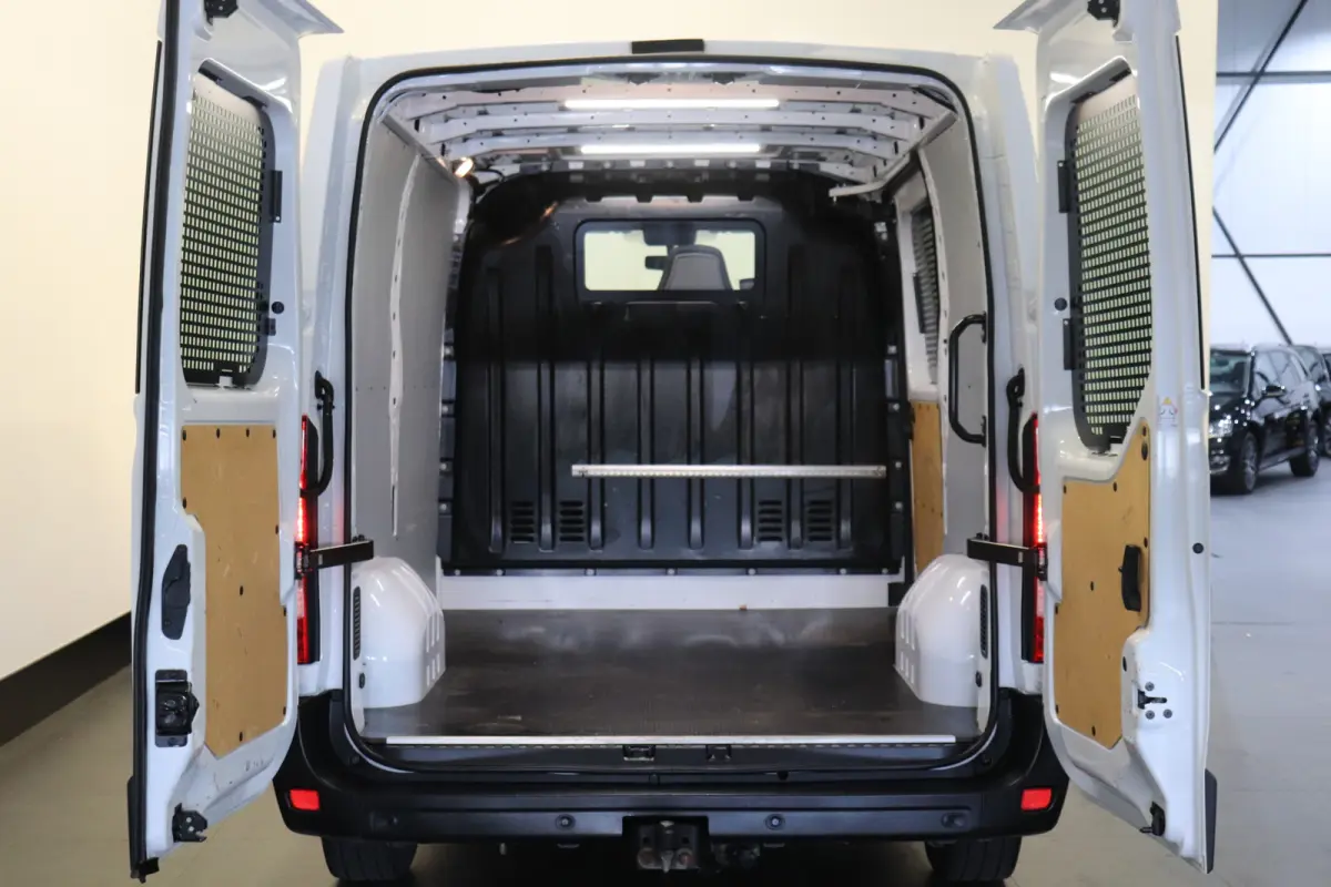 2.3 dCi 130PK EURO 6 - Airco - Cruise - Trekhaak - € 15.950,- Excl.