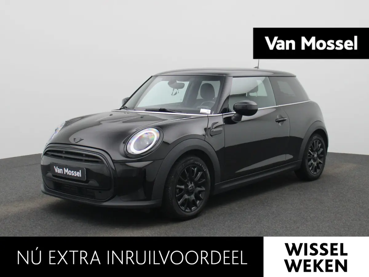 1.5 Cooper Essential | Navigatie | Black pakket | Parkeer sensoren | Airco | Virtual cockpit | Union Jack achterlichten | Bluetooth