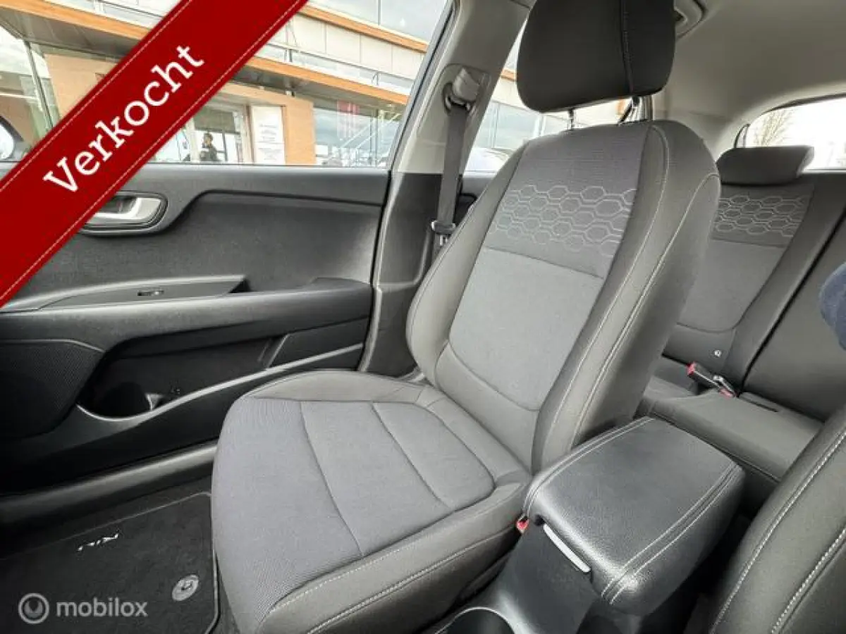 1.0 TGDI 100pk DynamicLine Apple carplay & Android auto Navigatie & Camera achter , Parkeerhulp , Electr. ramen en deurvergrendeling met afstand bediening , Priveglas