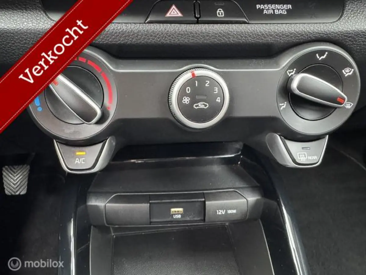 1.0 TGDI 100pk DynamicLine Apple carplay & Android auto Navigatie & Camera achter , Parkeerhulp , Electr. ramen en deurvergrendeling met afstand bediening , Priveglas