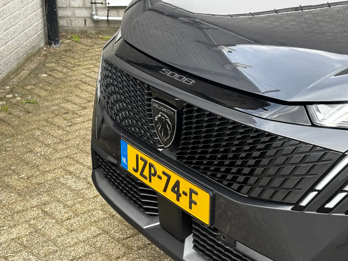 Allure | 360° Vision & Drive Assist Pack | 3de rij: neerklapbare zittingen met Easy access naar derde zitrij | 6 airbags (adaptieve front-, zij- en window-airbags)