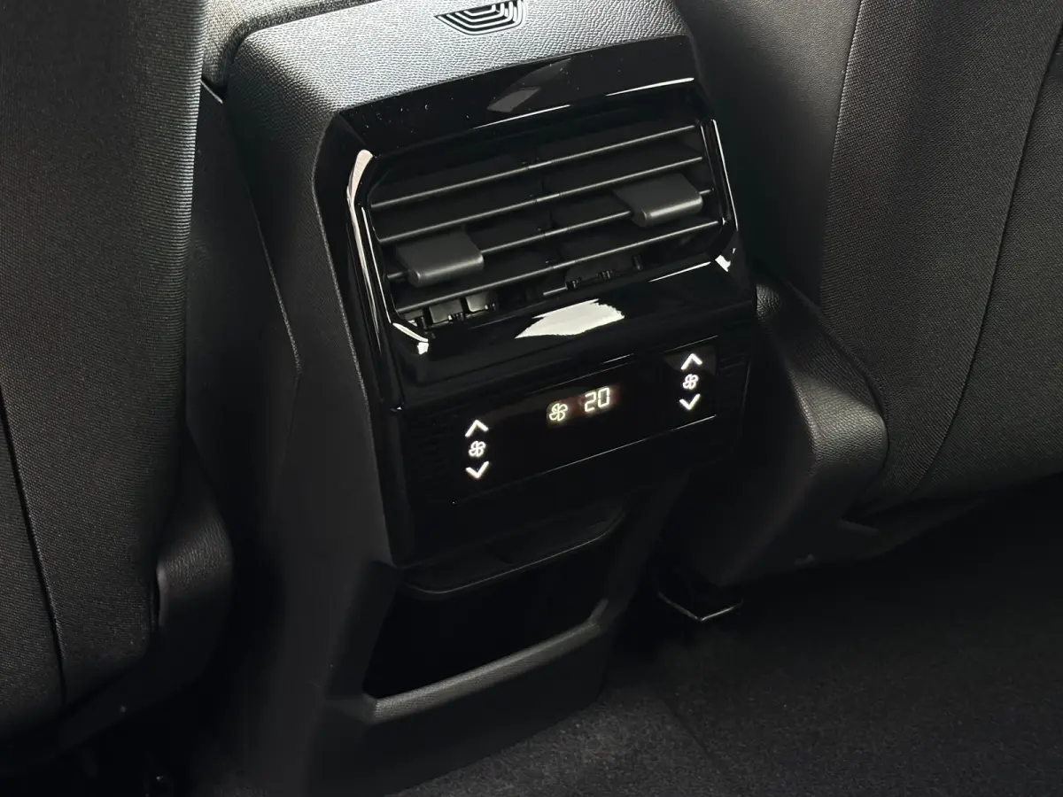 Allure | 360° Vision & Drive Assist Pack | 3de rij: neerklapbare zittingen met Easy access naar derde zitrij | 6 airbags (adaptieve front-, zij- en window-airbags)