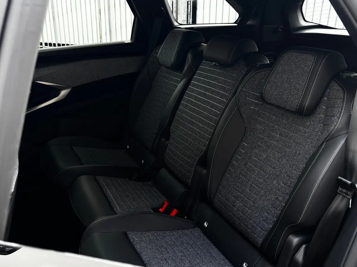 Allure | 360° Vision & Drive Assist Pack | 3de rij: neerklapbare zittingen met Easy access naar derde zitrij | 6 airbags (adaptieve front-, zij- en window-airbags)