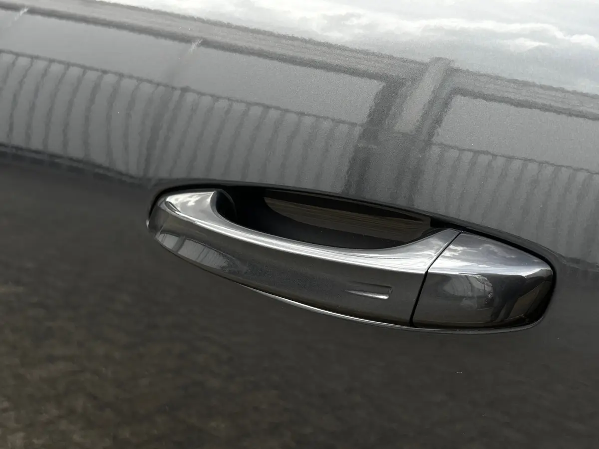 Allure | 360° Vision & Drive Assist Pack | 3de rij: neerklapbare zittingen met Easy access naar derde zitrij | 6 airbags (adaptieve front-, zij- en window-airbags)