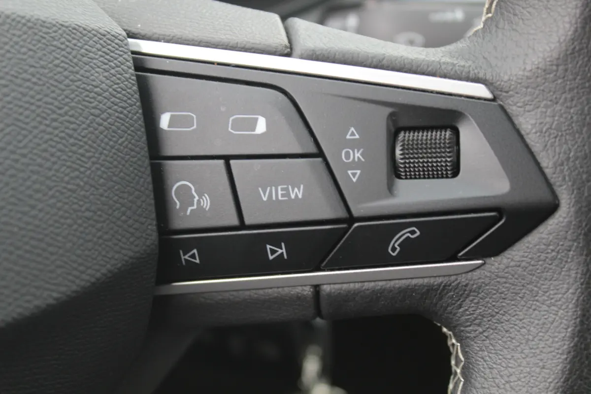 1.0 TSI FR Business Connect l Stoelverwarming l Cruise Control l PDC l Achteruitrijcamera l Apple Carplay/ Android Auto