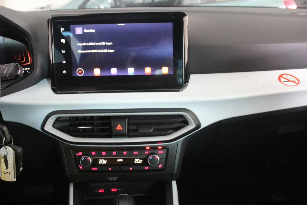 1.0 TSI FR Business Connect l Stoelverwarming l Cruise Control l PDC l Achteruitrijcamera l Apple Carplay/ Android Auto
